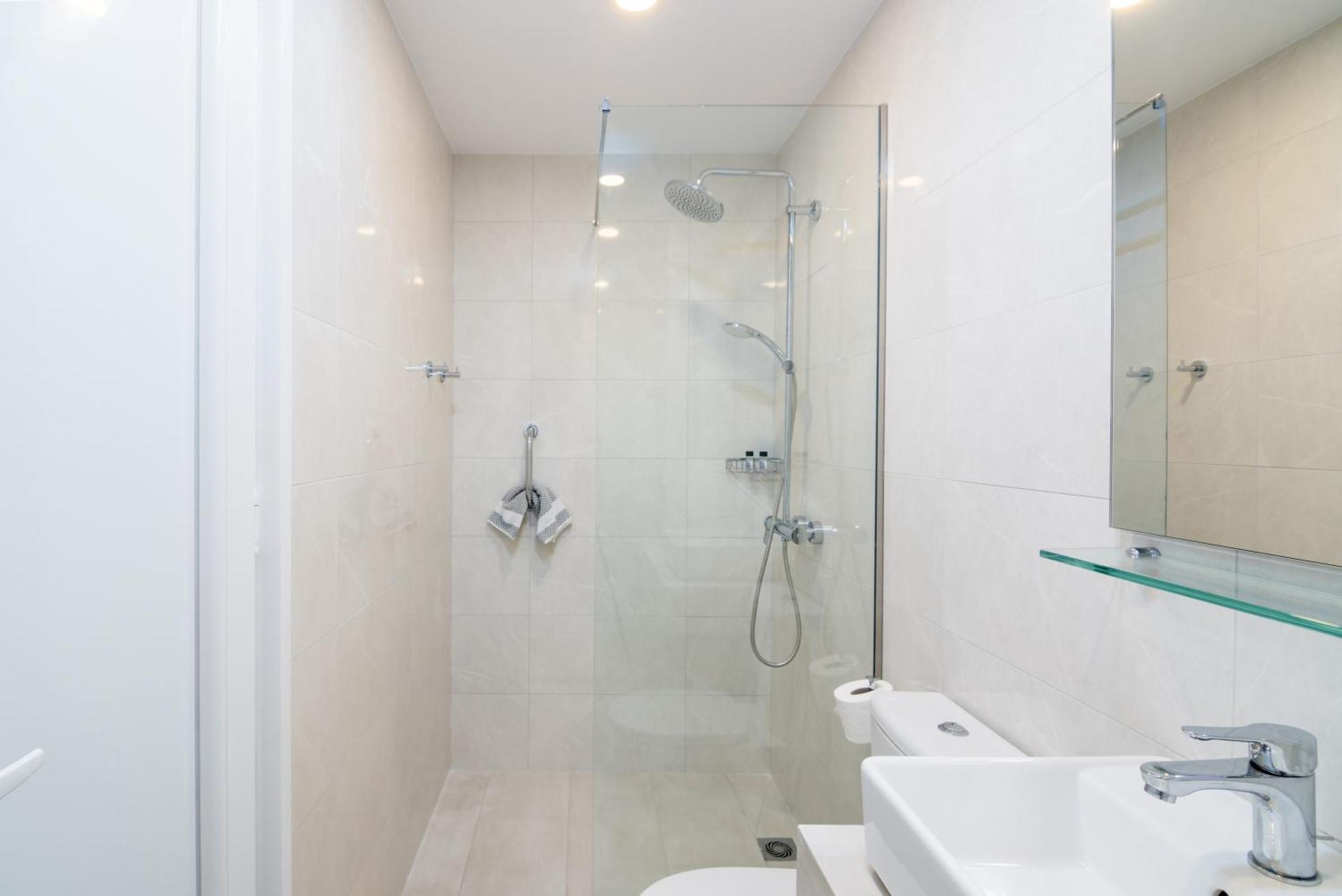 Helion Apartments กูเวีย ภายนอก รูปภาพ